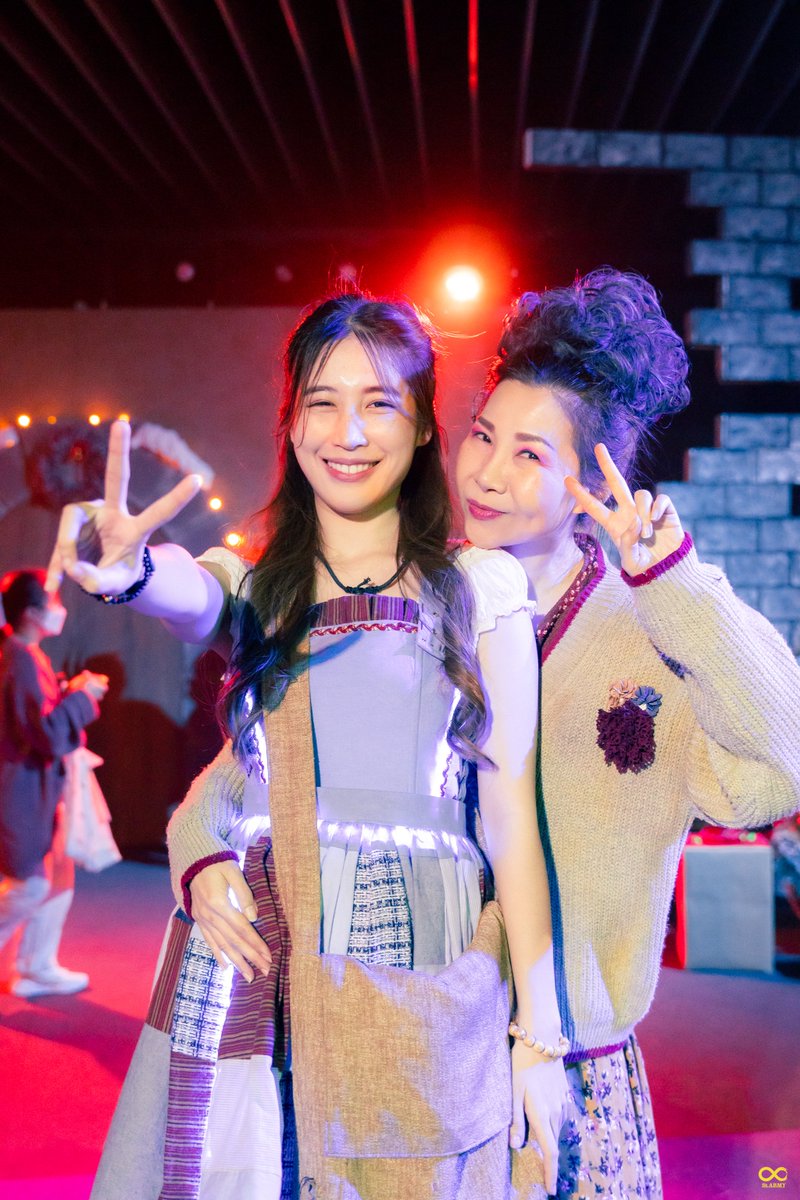 JanChan_StAFans's tweet photo. ลูน่าแจนจังและแม่มดแซน (ครูบี สุชัญญ์ญา)
สองยายหลานตัวละครสำคัญของฝั่งป่า 🌿🌙
LUNA: The Immersive Musical Experience
by @castscape
🔸 ซื้อบัตรเข้าชมละครเวที
: https://t.co/ziVaUC494w
#LunaTheMusical #castscape
#TeamForest
#JanChan #แจนจัง https://t.co/wvfuitutUb