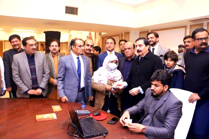 PakBaitulMal's tweet photo. (لاہور) ایم۔ڈی پاکستان بیت المال عامر فدا پراچہ "Orphans and Widows Support Programme"افتتاحی تقریب میں یتیم بچیوں کی تعلیم اور کفالت کے لیے بیوہ خواتین کو پہلے ماہ کی قسط کا اجراء کر رہے ہیں۔
#Shukria_Pakistan_Bait_ul_Mal
#Orphans
#OWSP https://t.co/8anZPyy9Xy