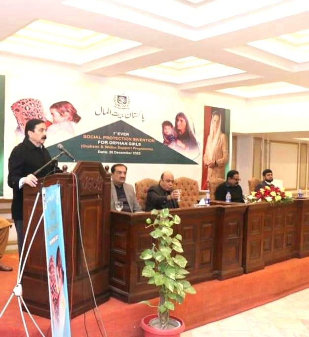 PakBaitulMal's tweet photo. (لاہور) ایم۔ڈی پاکستان بیت المال عامر فدا پراچہ "Orphans and Widows Support Programme"افتتاحی تقریب میں یتیم بچیوں کی تعلیم اور کفالت کے لیے بیوہ خواتین کو پہلے ماہ کی قسط کا اجراء کر رہے ہیں۔
#Shukria_Pakistan_Bait_ul_Mal
#Orphans
#OWSP https://t.co/8anZPyy9Xy