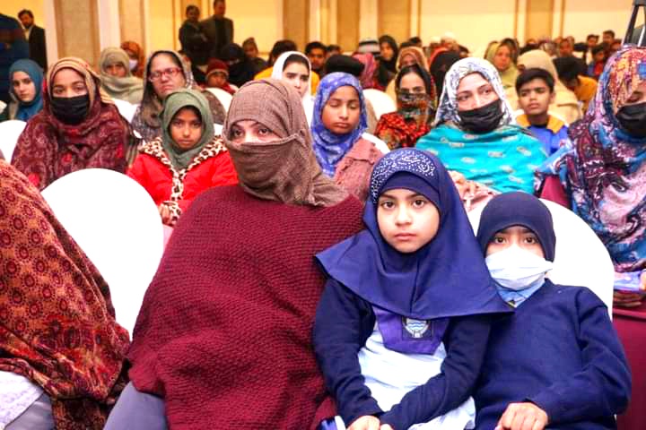 PakBaitulMal's tweet photo. (لاہور) ایم۔ڈی پاکستان بیت المال عامر فدا پراچہ "Orphans and Widows Support Programme"افتتاحی تقریب میں یتیم بچیوں کی تعلیم اور کفالت کے لیے بیوہ خواتین کو پہلے ماہ کی قسط کا اجراء کر رہے ہیں۔
#Shukria_Pakistan_Bait_ul_Mal
#Orphans
#OWSP https://t.co/8anZPyy9Xy
