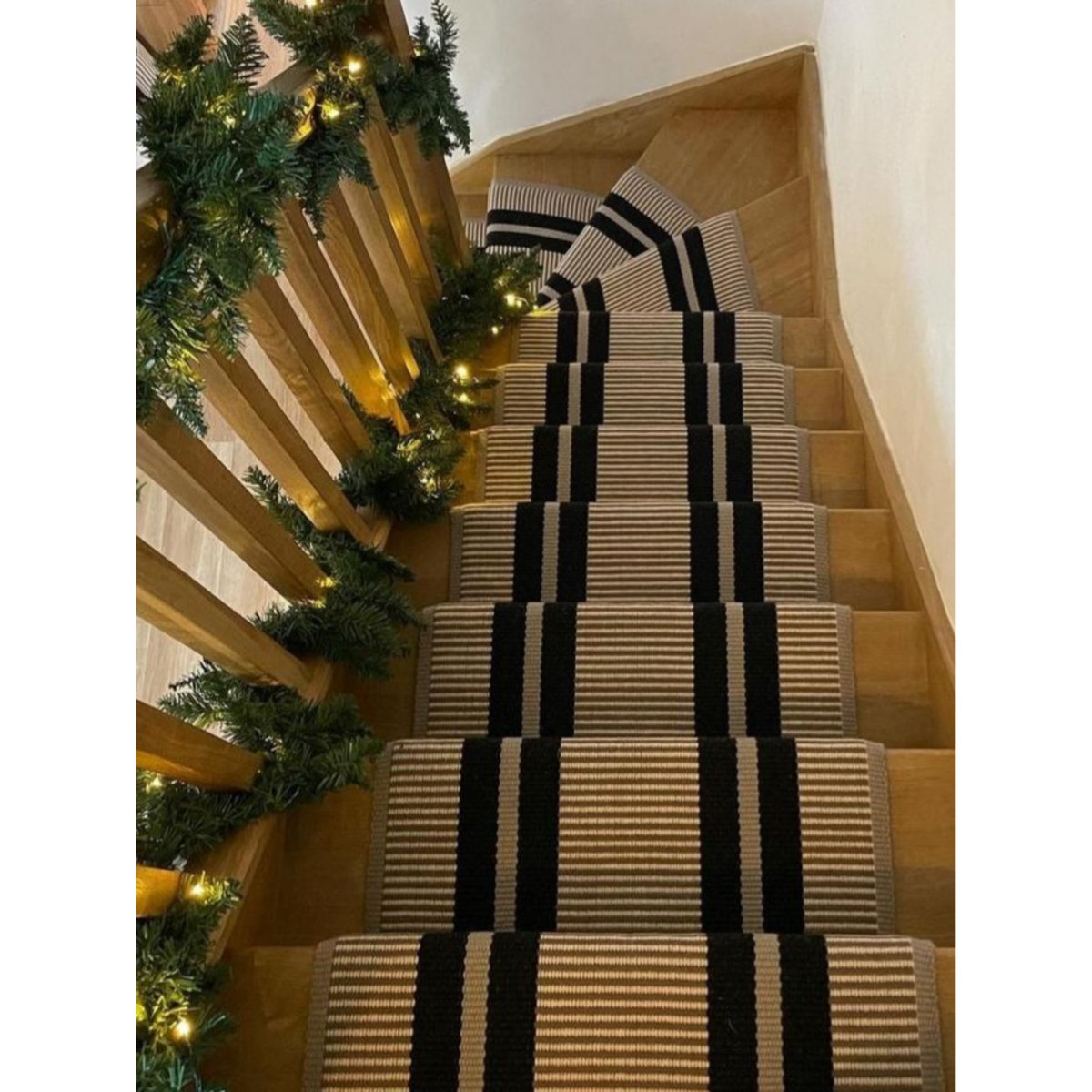 hartleytissier's tweet photo. PNT16 - expertly fitted and beautifully decorated. 😍
#hartleytissier #hartleyandtissier #madeinengland #designedinfrance #flatweave #wool #carpet #stairrunner #rug #interiordesign #luxurylifestyle #luxuryhotel #staircase #flooring #floorcovering #woodenstairs #staircarpet https://t.co/96FKawNg5e