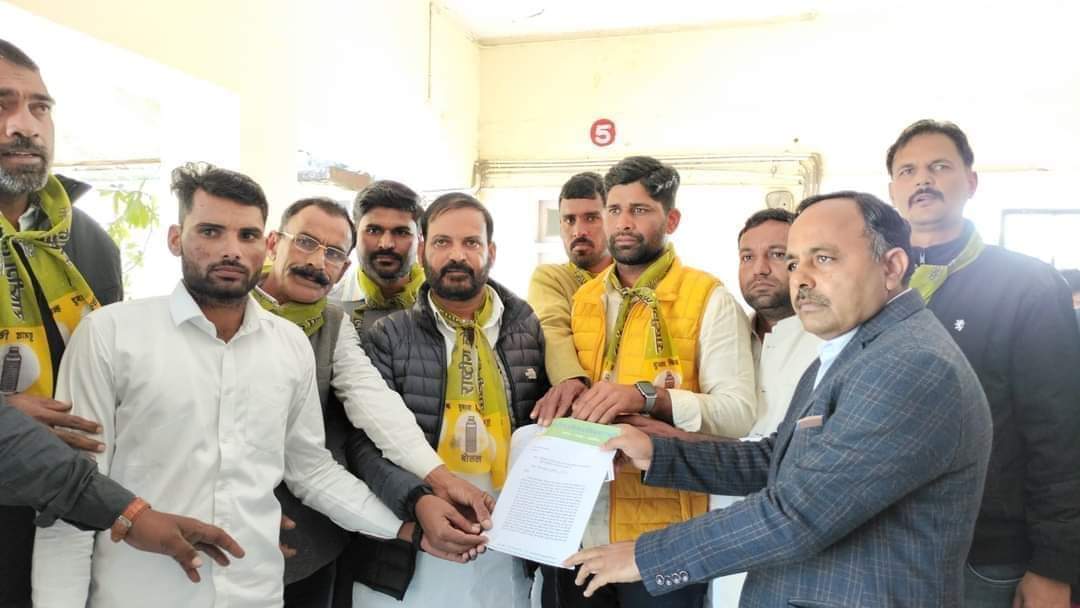 VikashPachar_'s tweet photo. RLP का  सीकर कलेक्ट्रेट पर प्रदर्शन,पेपर आउट हो चुकी भर्तियों के प्रकरण की CBI जांच ,आरपीएससी के अध्यक्ष को बर्खास्त करने व शिक्षा मंत्री के त्याग पत्र की मांग को लेकर किया गया प्रदर्शन ,राज्यपाल महोदय के नाम मार्फत जिला कलेक्टर ज्ञापन देकर रखी मांग !
@RLPINDIAorg @hanumanbeniwal https://t.co/57G6fWGGyT