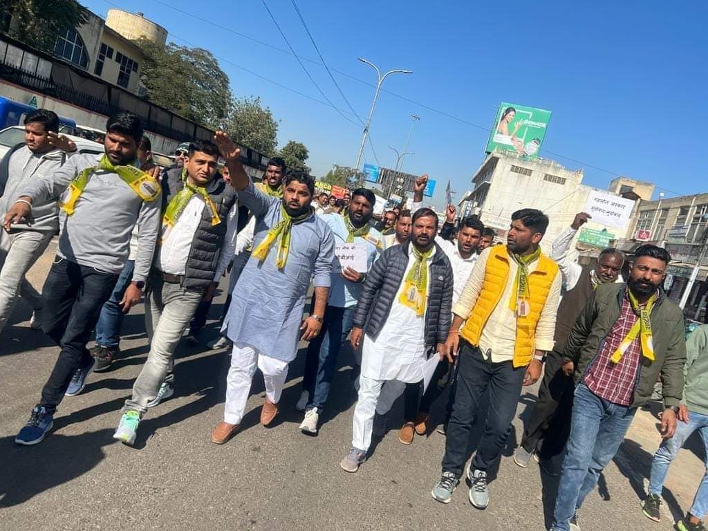 VikashPachar_'s tweet photo. RLP का  सीकर कलेक्ट्रेट पर प्रदर्शन,पेपर आउट हो चुकी भर्तियों के प्रकरण की CBI जांच ,आरपीएससी के अध्यक्ष को बर्खास्त करने व शिक्षा मंत्री के त्याग पत्र की मांग को लेकर किया गया प्रदर्शन ,राज्यपाल महोदय के नाम मार्फत जिला कलेक्टर ज्ञापन देकर रखी मांग !
@RLPINDIAorg @hanumanbeniwal https://t.co/57G6fWGGyT