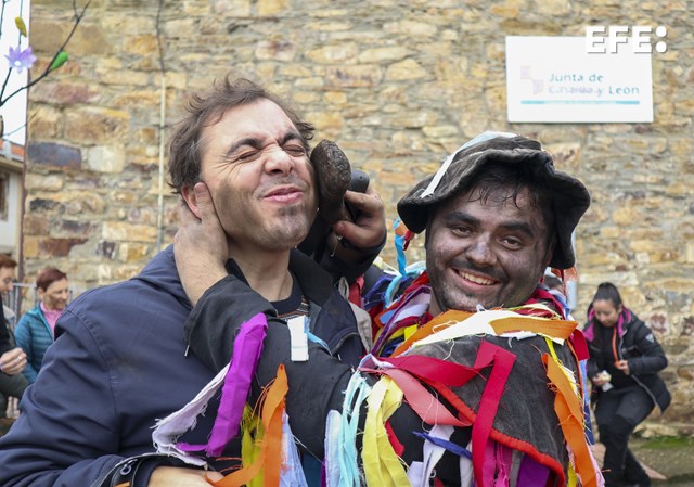 TRADICIONES MASCARADAS |

👺La mascarada tradicional de La Filandorra que se ha celebrado este lunes en Ferreras de Arriba (Zamora) ha adaptado este año su escenografía por los incendios que el pasado verano asolaron la reserva de la Sierra de la Culebra de Zamora.