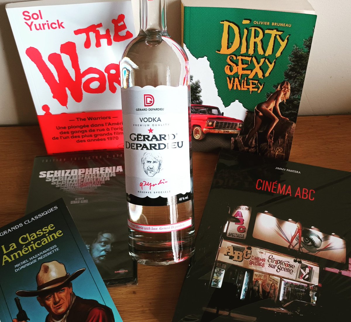 B_Renger's tweet photo. Rien de tel qu'une bonne rasade de vodka de notre gros Gégé national pour apprécier pleinement toute cette lecture.
#TheWarrior #SolYurick
#DirtySexyValley #OlivierBruneau
#Schizophrenia #GeraldKargl
#LaClasseAméricaine
#CinémaABC #JimmyPantera
#GérardDepardieu https://t.co/2HhcBjeUHj