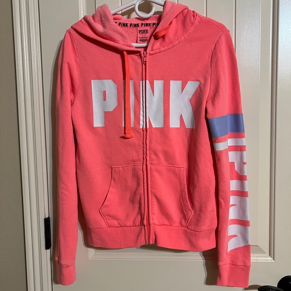 _kaatelynnnn_'s tweet photo. So good I had to share! Check out all the items I'm loving on @Poshmarkapp #poshmark #fashion #style #shopmycloset #fleetstreet #pink #thenorthface: https://t.co/DjJbyW8F9S https://t.co/6YK3oWHiF0