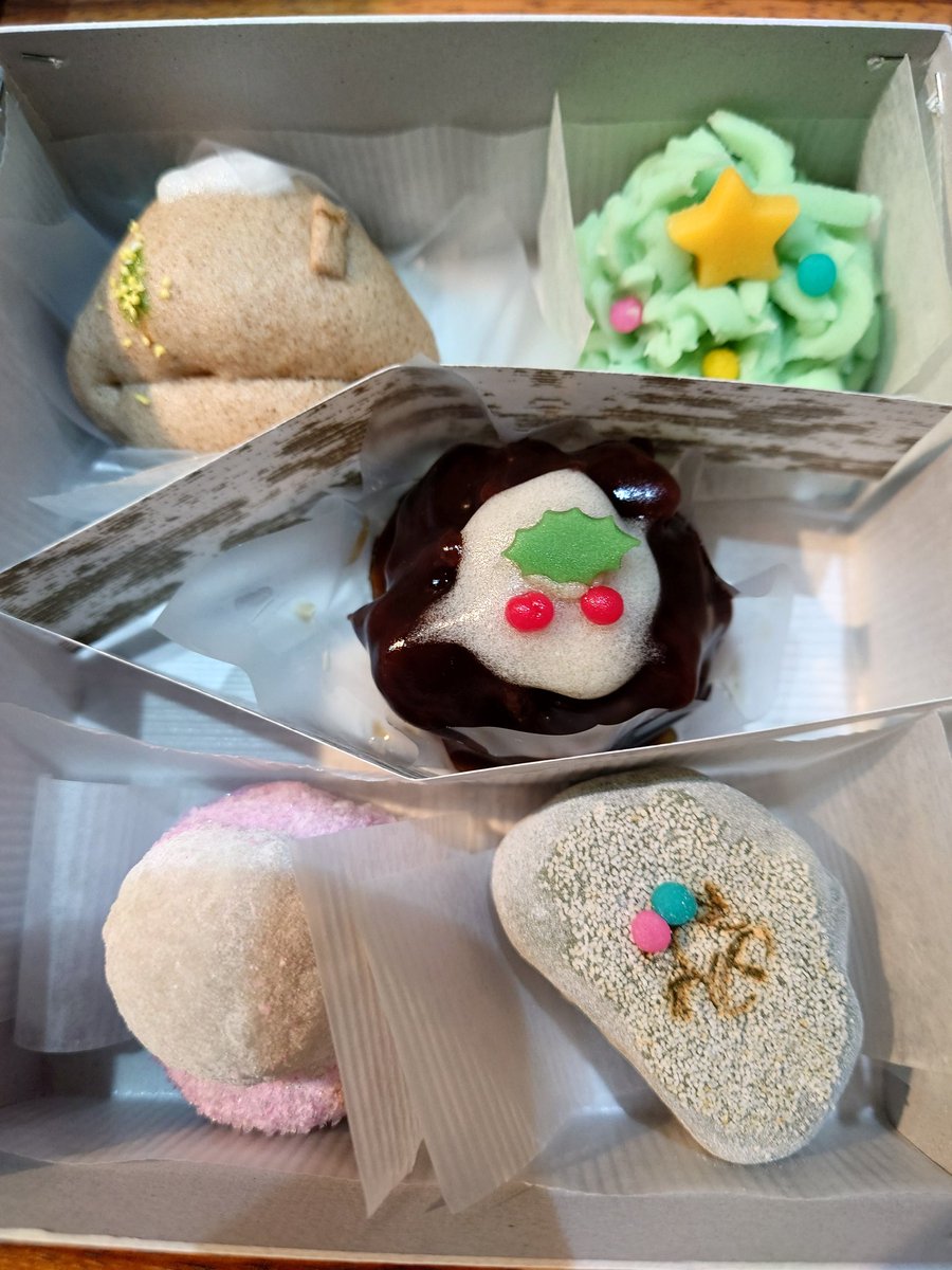 jn2ofp's tweet photo. １２月２４日のお菓子
毎年の楽しみ！

お茶をたてて楽しみました。
来年までまたね〜

#川口屋 https://t.co/ni0tDo8O5G
