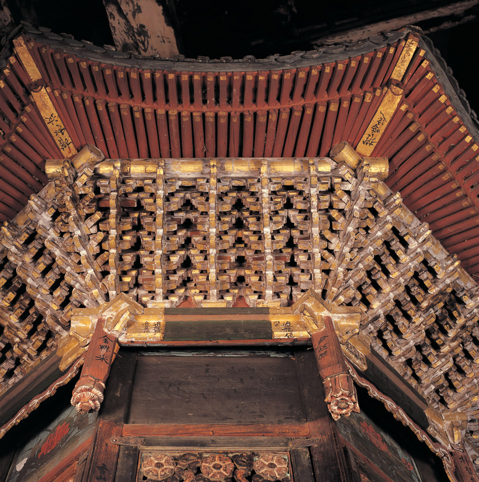 보물에서 국보로 승격된, 고려시대에 만들어진 예천 용문사의 윤장대입니다.