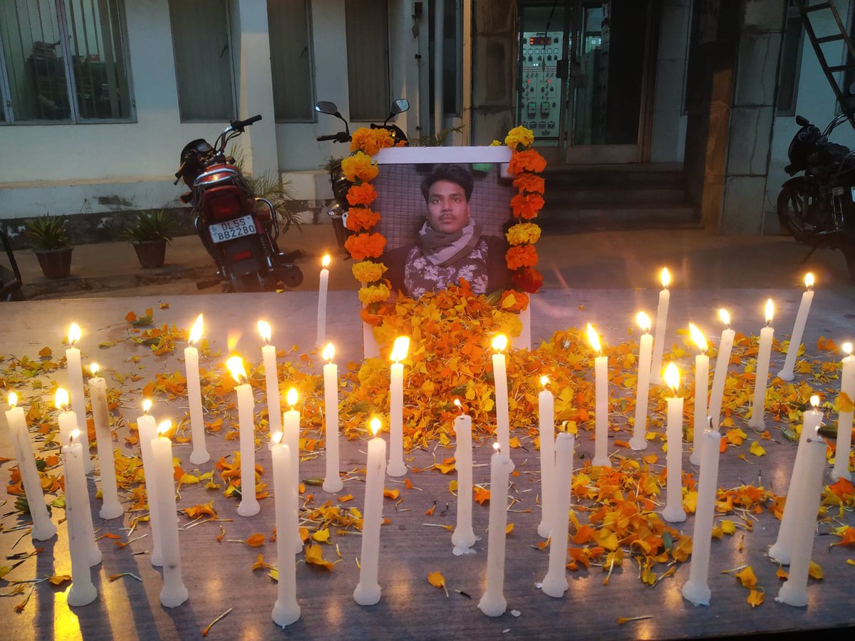 विभाग के दूषित कार्य प्रणाली तथा मानसिक प्रताड़ना के कारण 25.12.22 को जनपद ललितपुर मे 2022 बैच के अवर अभियंता स्व0 संजय चौहान के दुःखद मृत्यु पर जू0इं0संगठन परिवार ने गहरी संवेदना व्यक्त करते हुए दिवंगत आत्मा के शांति के लिये प्रदेश भर में मौन सभा की ।<a href="/myogiadityanath/">Yogi Adityanath</a> <a href="/EMofficeUP/">Energy Minister Office UP</a>