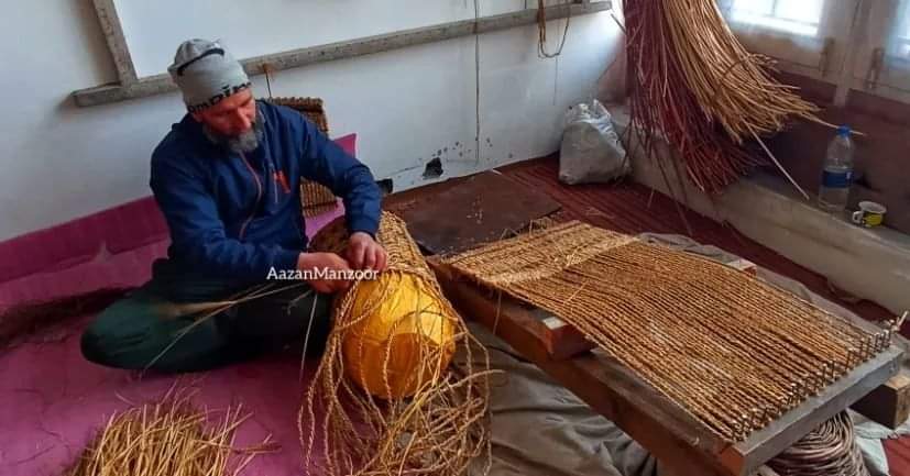MOMIN_081's tweet photo. Muhammad Yusuf, Kashmiri artist weaves traditional sleepers like "Pulhoor" and other items, this Kashmiri old craft is known as "patij".

Photos: Aazan Manzoor https://t.co/n0HNbVp193
