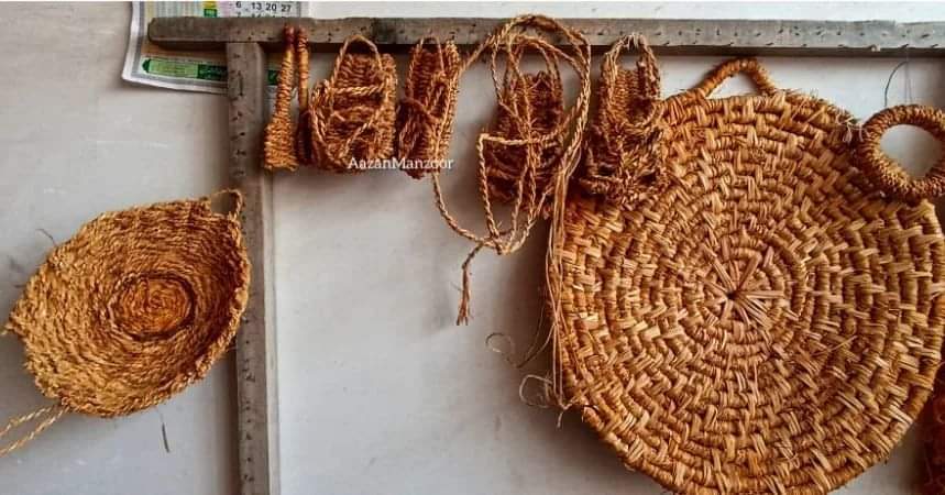MOMIN_081's tweet photo. Muhammad Yusuf, Kashmiri artist weaves traditional sleepers like "Pulhoor" and other items, this Kashmiri old craft is known as "patij".

Photos: Aazan Manzoor https://t.co/n0HNbVp193