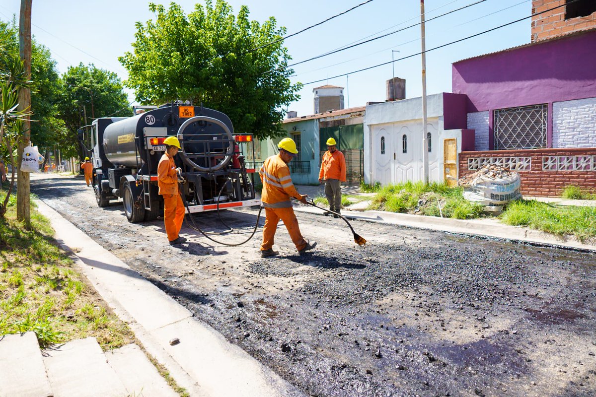 Municipalidad3F's tweet photo. 🚧💪 Avanzamos con las obras de bacheo y repavimentación en todo #Caseros. Trabajamos en Scalabrini Ortiz y Esteban Merlo, Lisandro de la Torre y Villegas y en la calle Bordón de Barrio Evita, colocando hormigón de calidad para que dure más y puedas circular mejor. https://t.co/KsZiVjw5o5