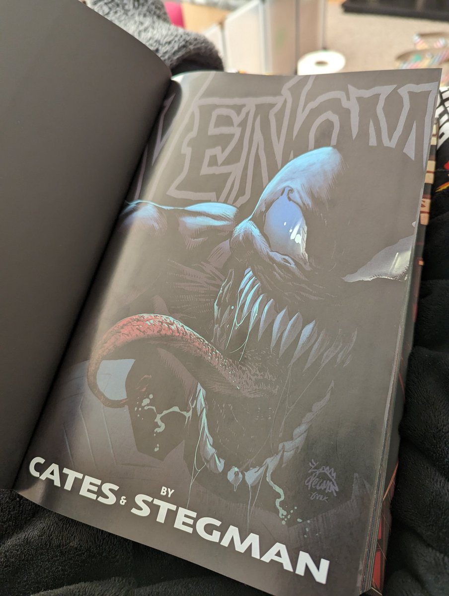 SirDrewbles's tweet photo. My lovely wife @Rhibles got me this amazing Venom Omnibus by @Doncates & @RyanStegman as my Christmas present.
<3 Merry Christmas everyone!
#comics #bignerd #venom https://t.co/yVawzSZXc3