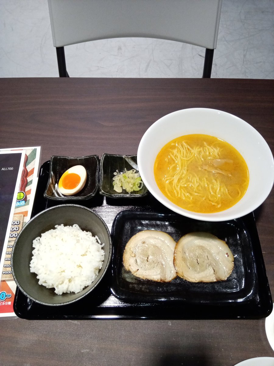 vQzRspH5aOZFhj7's tweet photo. こんばんわ〜🖐️😁
本日は、珍しく月曜が休みだったので、秋葉原のトークバー
　#from_scratch　にご飯を田部に行ってきました😁
今週の週替り定食は、「味噌ラーメン定食」(名称合ってるかなぁ💦)でした🍜
+ビールと、唐揚げとポテトフライも🥳
大変美味しかったです😁
ご馳走さまでした🙏💖🍒 https://t.co/TC10WM3RGr