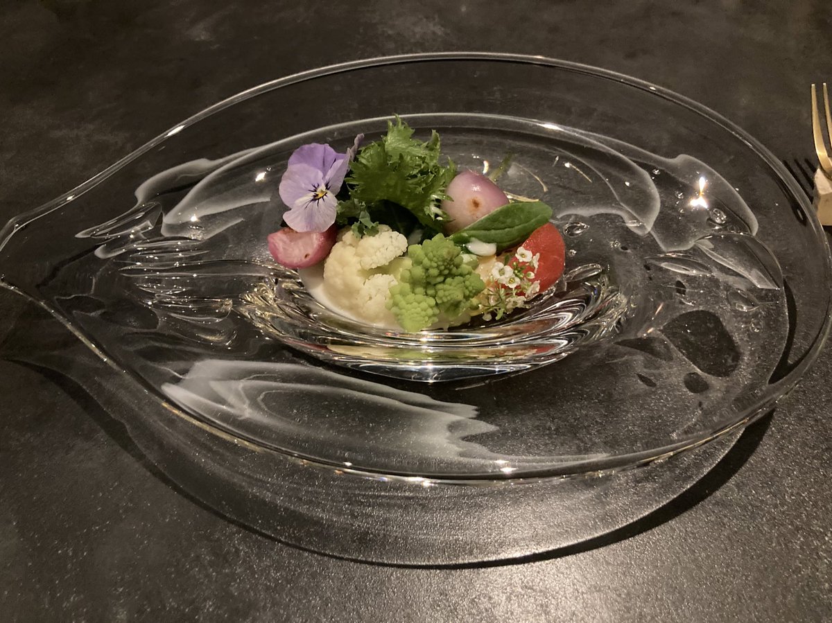 yo1kunishima's tweet photo. 高知のヴィラサントリーニ内のレストランlogueでディナー。五感をフルに使って高知の食材を楽しむディナーで全て終わるまで約3時間。他のお客様たちと同時スタート、同時進行。大満足のディナーでした。頻繁には来れない場所だけど、がんばって仕事してまた来ます!
#高知 #ヴィラサントリーニ #logue https://t.co/d3LD4dcn25