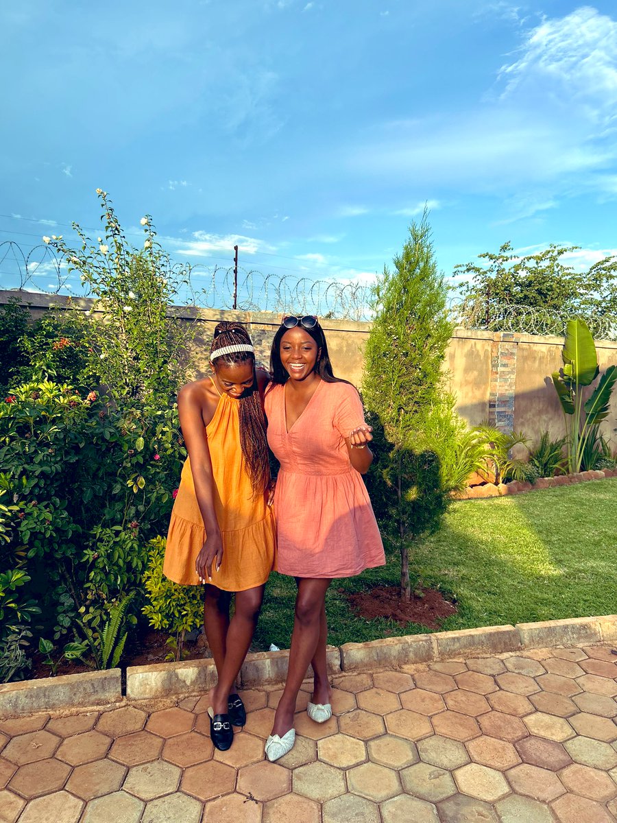 PhelileZindaba's tweet photo. Colors have been our mood this year #HelloSister 🍫 https://t.co/jg0KClfrIt