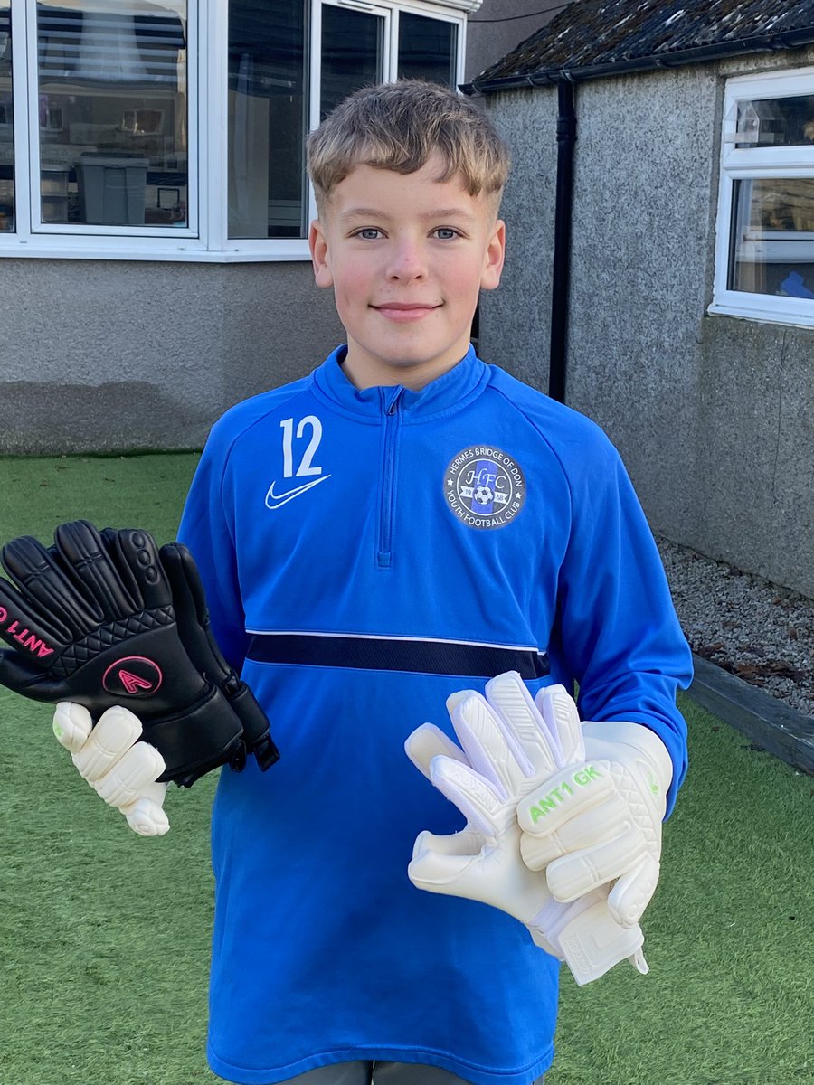 dannyJmac87's tweet photo. Testing out Maxs Christmas presents, @Ant1GK  gloves. Quality seems spot on and the customer service was second to none 🤝 1 very happy young keeper 🧤 https://t.co/TfQ4nFeDN7