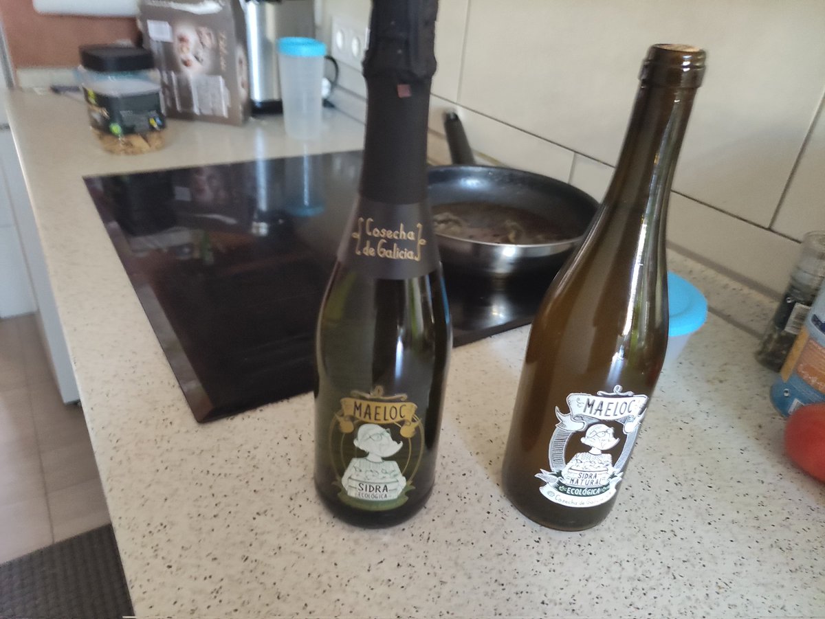 Dos de las sidras MAELOC que he descubierto estas Navidades.
Sidras ecológicas gallegas a muy bien precio, que de sabor están para morirse de buenas.
Con estas sidras españolas buenísima y de buena calidad, quién quiere 💩💩 de cavas...
#BoicotProductosCatalanes