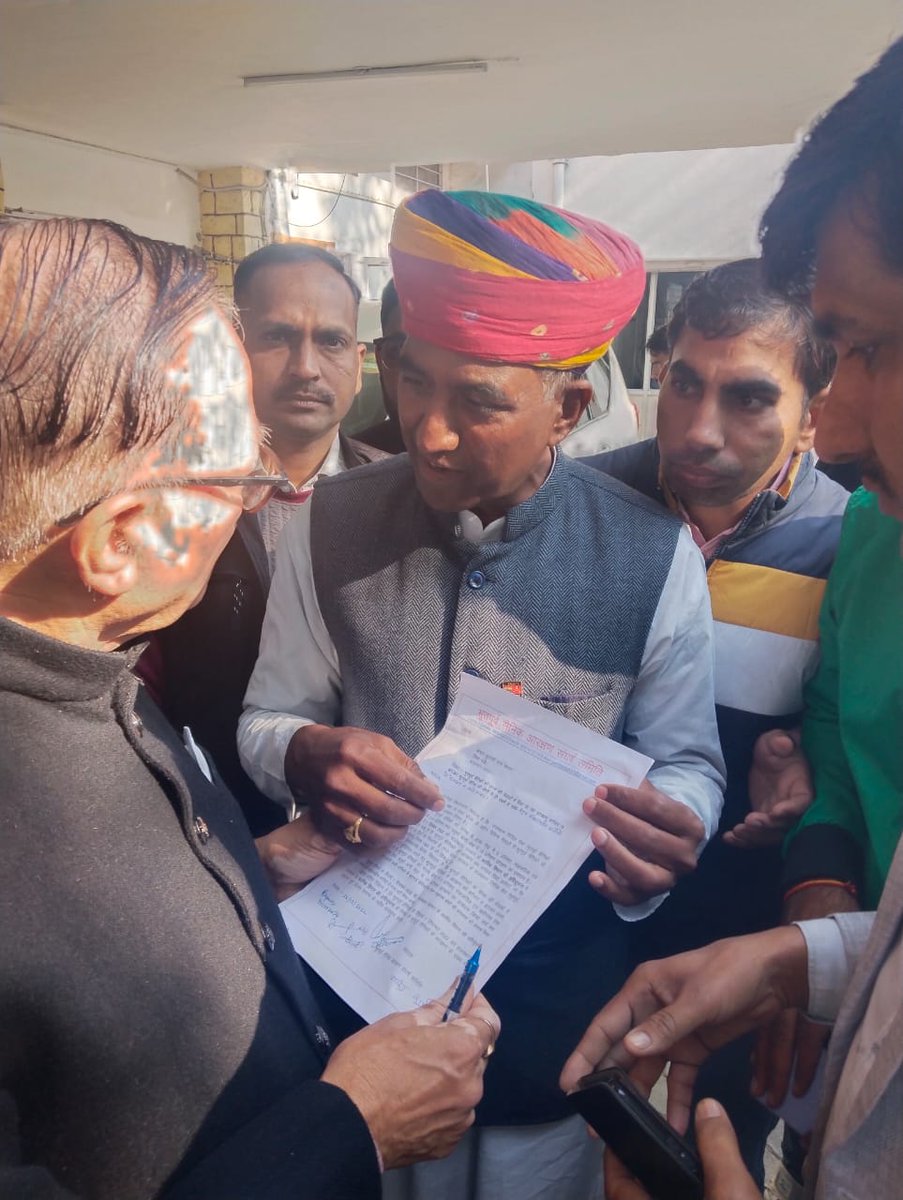 Satumanju's tweet photo. आज माननीय @DrBDKallaINC जी, @RajendraSYadav_ से निवास पर मुलाकात की। उनको बताया गया की सैनिकों को #जातियों में ना बांटे, और यदि #07_दिसम्बर का #नोटिफिकेशन वापस नहीं लिया गया तो #सैनिक #सड़कों पर आने को तैयार है। #BharatJodoYatra
@ashokgehlot51
#सैनिकों_का_सम्मान_मत_छीनो_राजस्थान https://t.co/PeapHkAGoW