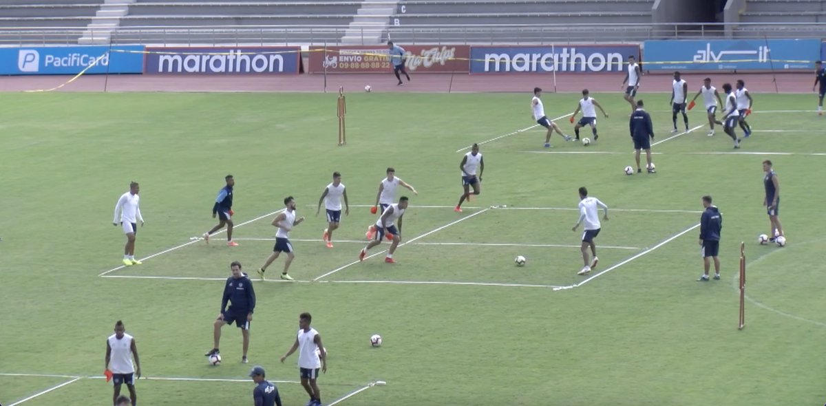 Soy entrenador de fútbol. Viví 16 años en Barcelona.
Trabajé en el Barça. También en 🇪🇨🇺🇸🇳🇿.

Creo que hay algunas ideas equivocadas acerca del RONDO.

En este 🧵 profundizaré en 3 de ellas: