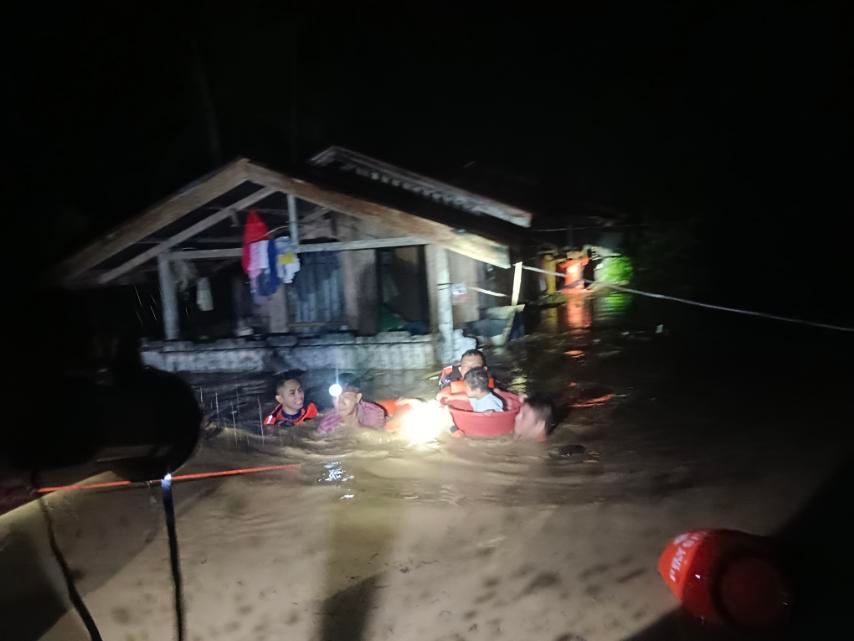PhilippineStar's tweet photo. MISAMIS OCCIDENTAL NEEDS HELP 🙏

Residents of Misamis Occidental were evacuated from their homes due to the flooding brought by continuous rain in the province on Christmas day. https://t.co/usU2cGia3H