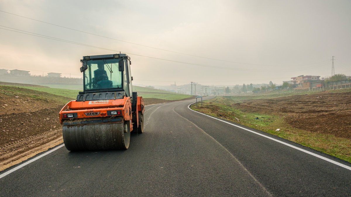 Batmanozelidare's tweet photo. İlimiz merkeze bağlı Karayün köyümüzde 7 metre genişlik ve 2 kilometre uzunluğa sahip beton asfalt (BSK) yol yapım çalışmaları tamamlanarak vatandaşlarımızın hizmetine sunulmuştur. https://t.co/rs4NkbAp0T
