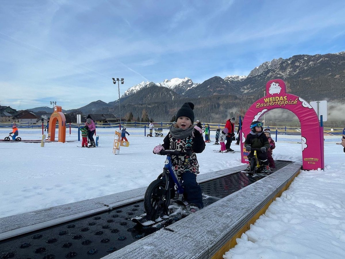 HauserKaibling's tweet image. Heute herrschte reges Treiben im WOLLIS KIDS PARK 😍

Auf unserem kostenlosen Übungsgelände stand heute vor allem SKIFAHREN, SPIEL und VIEL SPASS im Vordergrund 🤩

#hauserkaibling #schladmingdachstein #skiamade #ferien #weihnachten #schnee #skifahren #spass #spiel #kinder