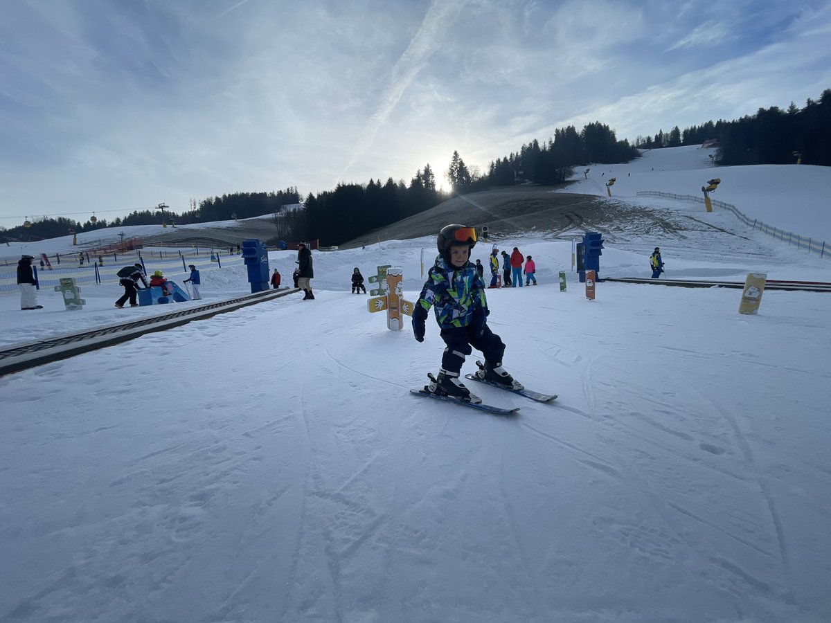 HauserKaibling's tweet image. Heute herrschte reges Treiben im WOLLIS KIDS PARK 😍

Auf unserem kostenlosen Übungsgelände stand heute vor allem SKIFAHREN, SPIEL und VIEL SPASS im Vordergrund 🤩

#hauserkaibling #schladmingdachstein #skiamade #ferien #weihnachten #schnee #skifahren #spass #spiel #kinder