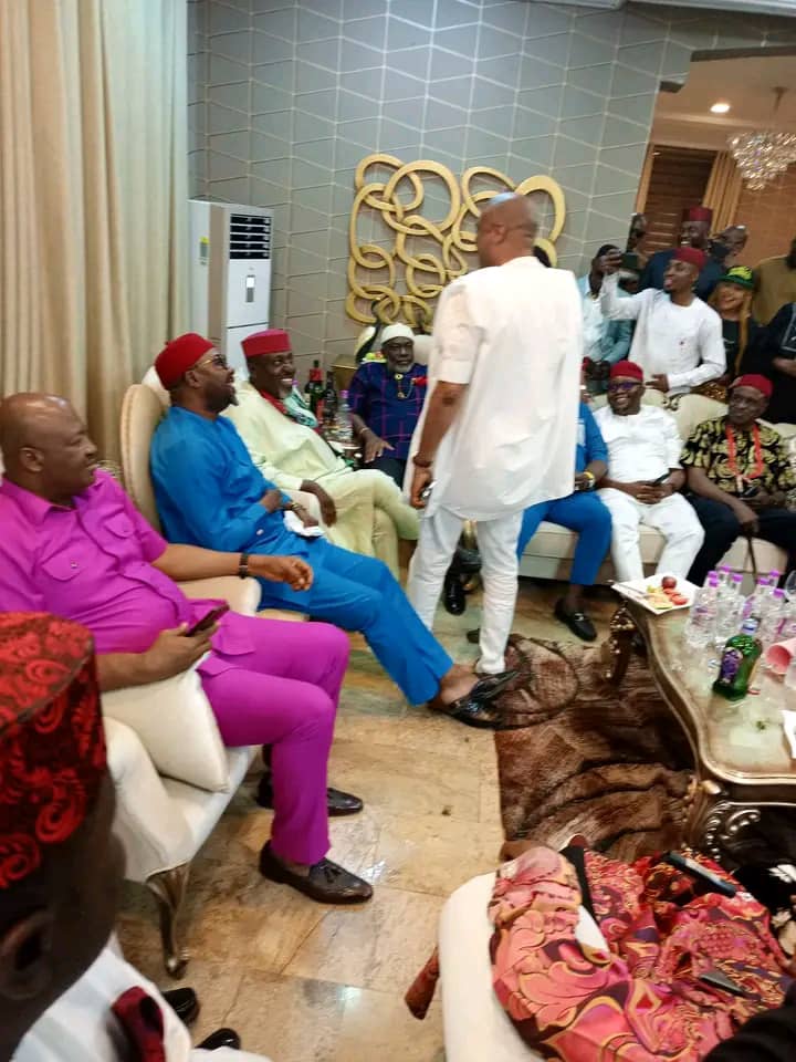 ChidiChiwuzie's tweet photo. Former Governor of imo state, Senator Rochas Okorocha meets with Nze Chinasa Nwaneri,  S.A SPECIAL DUTIES to the current Governor of Imo state at a Christmas function in the state and exchanged pleasantries, this is true of politics without bitterness,  an example worth while. https://t.co/DoEMclxCNb