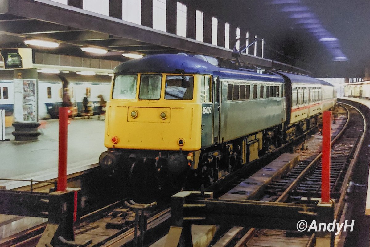 holtona72's tweet photo. #BoxingDayBlues
Almost 35 years ago on the night of 16/4/88 i 📸 photographed two roarers, firstly 85007 stabled in the bay at Northampton station &amp; then 85002 at the blocks at Euston alongside the #WCML sleeper stock in the next platform. #BRBlue https://t.co/8kOKDUOoUr