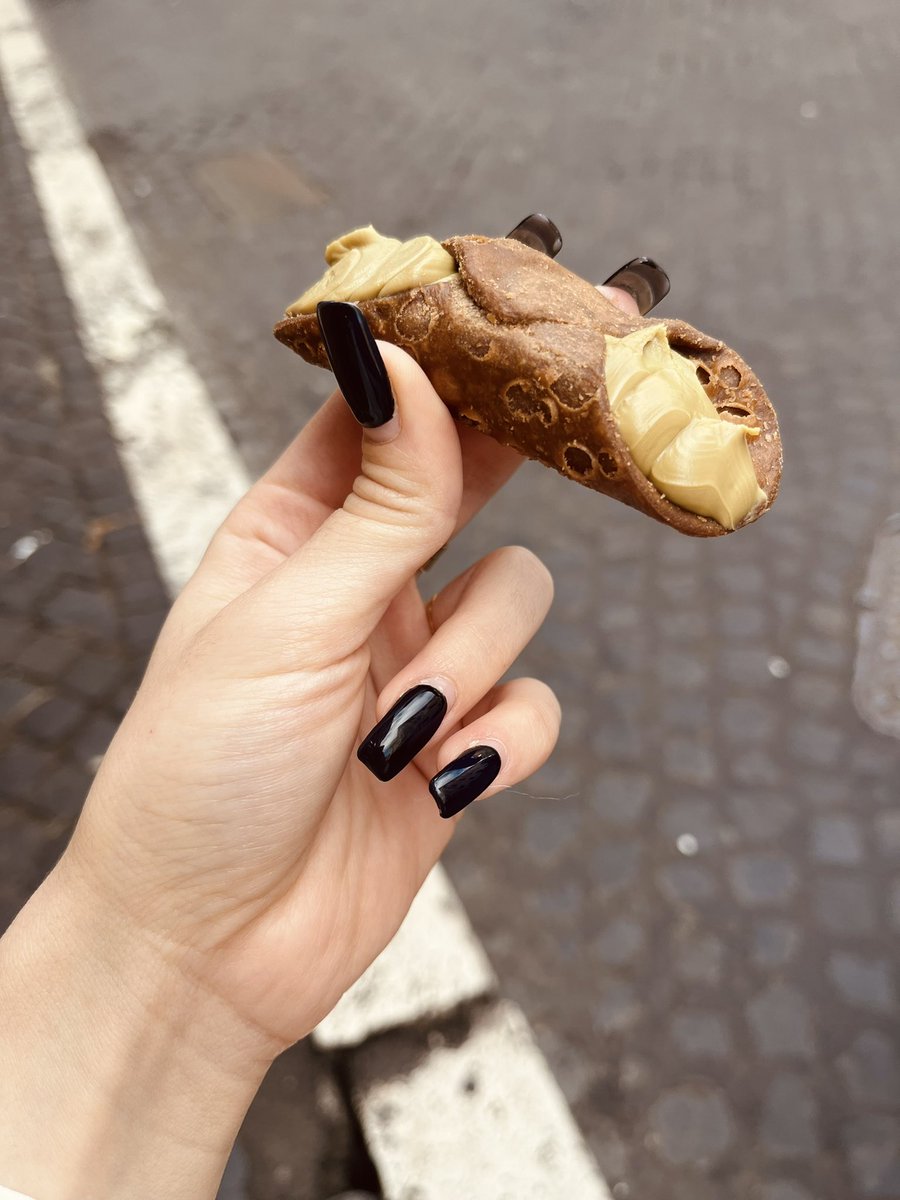 MissEuridice's tweet photo. Sigo con mi #goddesslife por Roma; café 5€ y cannolo 3'5€. Estos los pagas tú porque te mueres por hacerme detalles ❤️

#findom #finfet #sumisofinanciero https://t.co/hXbJbF4KKX