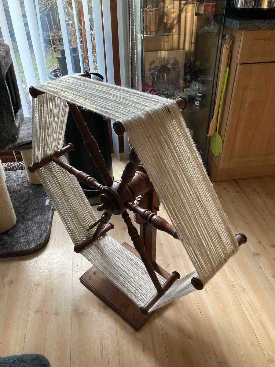 Tijgernest's tweet photo. Ouderwets handwerk: genieten! Nu nog in de was en uitslingeren #Samojeed #wol https://t.co/uUpWTmSTTe