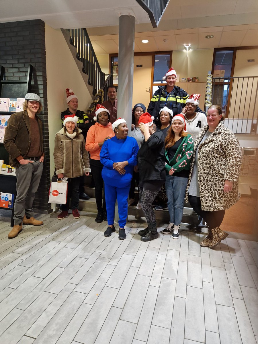 Vanochtend 2e kerstdag bij voornamelijk minder bedeelde bewoners een kerstpakket bezorgd. Dit is mogelijk gemaakt door #vrijwilligers en div. organisaties en ondernemers in de wijk. Iedereen nog een fijne kerst en een veilige jaarwisseling! #kerst #krispijn #wielwijk #Dordrecht