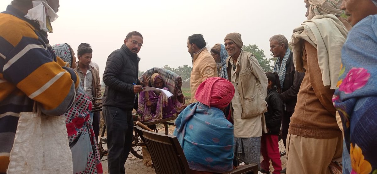 guruaayush_044's tweet photo. ग्राम कुशाही करही डेहरा तहसील रॉबर्ट्सगंज सोनभद्र  में शासन की योजना के अंतर्गत शीतलहर में गरीब असहाय लोगों को कंबल वितरण करते हुए राजस्व लेखपाल सदैव ही जनहित और शासन की योजना को जन जन तक पहुंचाने का कार्य हमेशा तत्पर रहते हैं राजस्व लेखपाल @UPGovt @CMOfficeUP @Up_lekhpal https://t.co/b5ZHaJGXBR