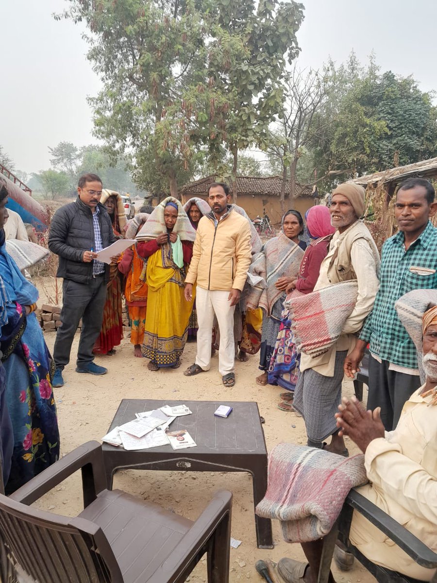 guruaayush_044's tweet photo. ग्राम कुशाही करही डेहरा तहसील रॉबर्ट्सगंज सोनभद्र  में शासन की योजना के अंतर्गत शीतलहर में गरीब असहाय लोगों को कंबल वितरण करते हुए राजस्व लेखपाल सदैव ही जनहित और शासन की योजना को जन जन तक पहुंचाने का कार्य हमेशा तत्पर रहते हैं राजस्व लेखपाल @UPGovt @CMOfficeUP @Up_lekhpal https://t.co/b5ZHaJGXBR