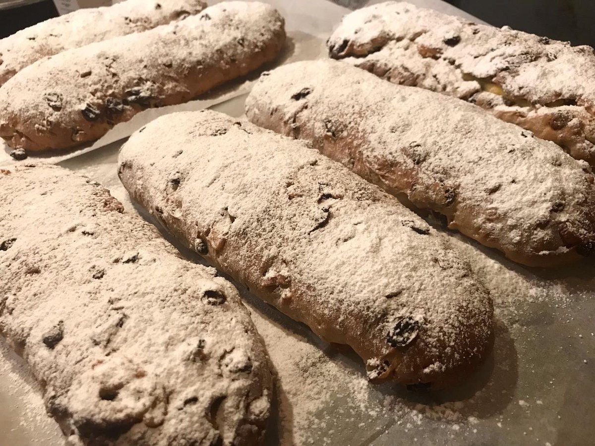 DesignBrosCoUk's tweet photo. 😋
Baked! Five Big Pieces this year🎄
Smells lovely❤️
#Christmas
#Tradition
#Austrian
#Pieces
#Christmasy
#GoodSmell
#クリスマス
#伝統
#味
#焼たて
#さあ試食
#Love
#Happy
#Life
#Japanese
#Design
#Furniture
#Bespoke
#Home
#Decor
#家具
#London
#UK
#Japan
#日本
#イギリス
#ロンドン https://t.co/8K6jvXEbm8