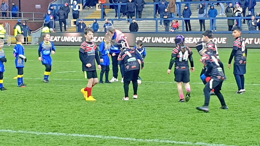 RugbyLeeds's tweet photo. Small crew for Boxing Day. Great organisation @HelenRugby @Gareth1Cook Stephen @S_Horner61 Abbi 😀 70 kids playing halftime 😃😃 https://t.co/wzWF80cCr4