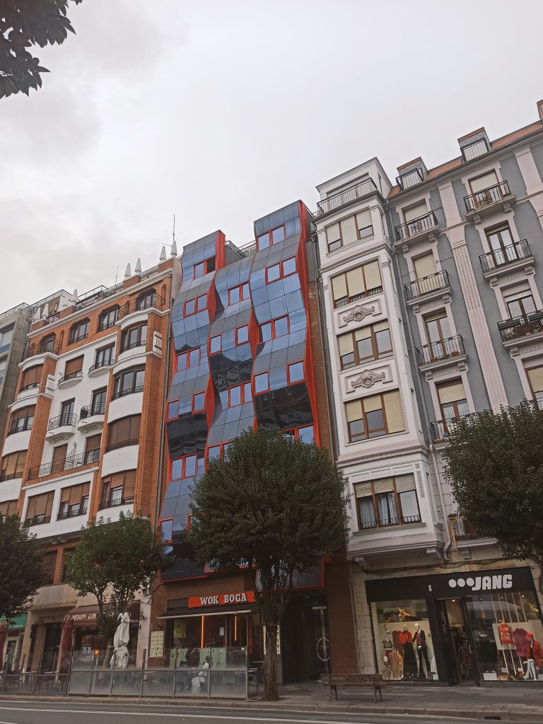 JonmikelB's tweet photo. En medio de la ciudad, #edificios de este pelo.

#arquitectura 
#urban
#Bilbao 
#Street https://t.co/QDCjAD485p