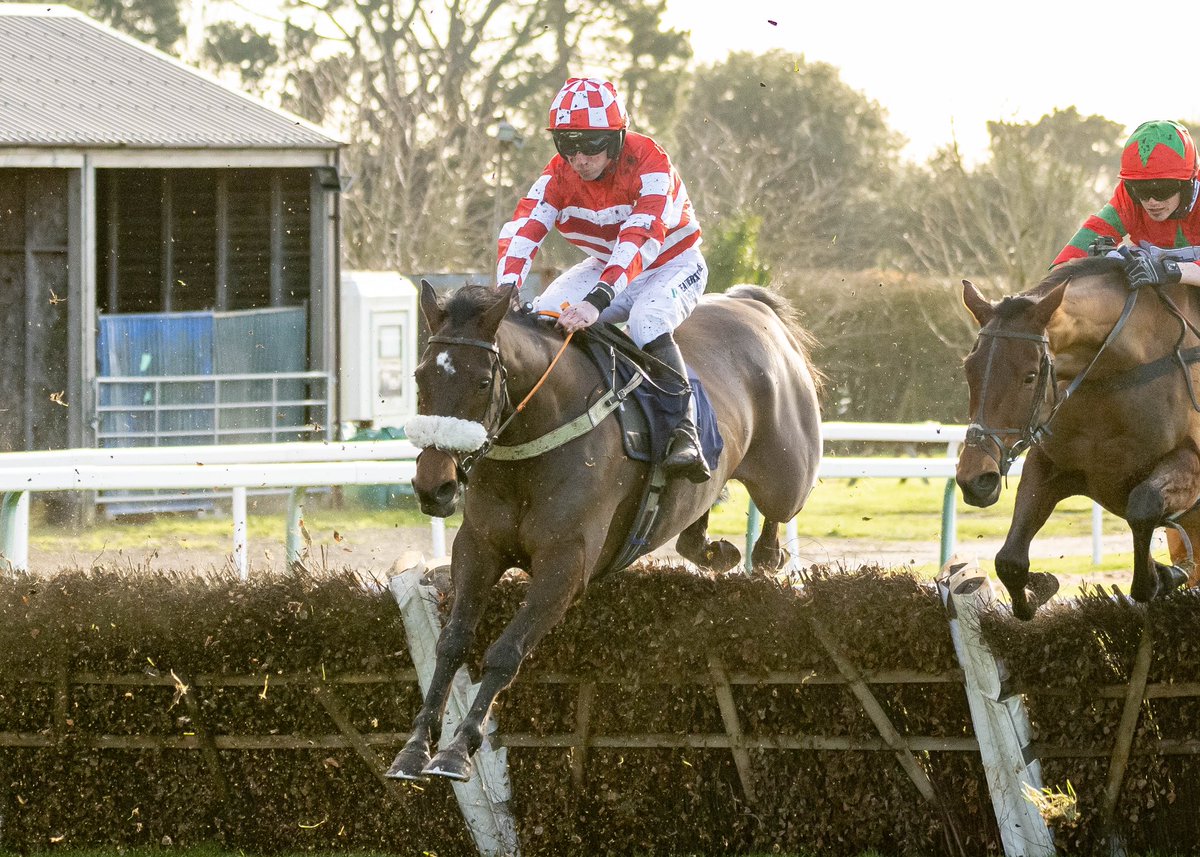 RACE 2 RESULT – The Barber Kurakina Memorial Handicap Hurdle Race 

🥇   Spike Jones
🥈   Martha Brae
🥉   Prince Des Fichaux 

Jockey: <a href="/dannyburty/">Danny Burton</a> 
Trainer: Samuel Drinkwater  
Owner: Drinkwater Family &amp; Cheltenham Boys 

📸 <a href="/dcoolimages/">Darren Cool Images</a>