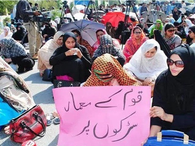 Abbas_Sgd's tweet photo. اساتذہ اور AEOs کو مستقل کریں  اور دعائیں لیں!!!...
#27DecProtestZamanPark
#RegulariseSSEsAEOs
@ImranKhanPTI 
@ChParvezElahi
@mooniselahi
@DrMuradPTI
@RajaBasharatLAW https://t.co/h023hXZ9rp