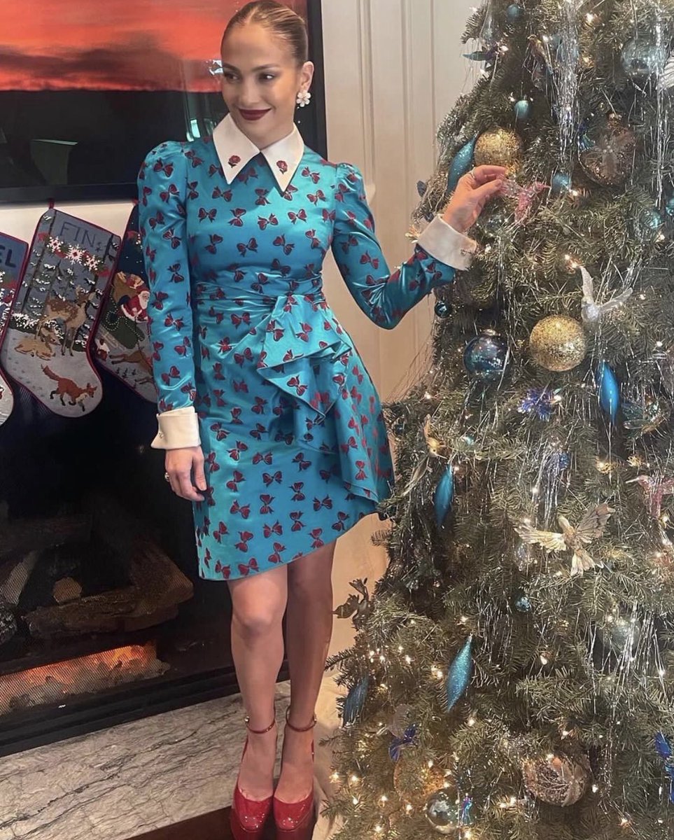 play96fm's tweet photo. 🎁 Todo un regalito de #Navidad la @JLo 🎄💝

#Play965FM #JLO https://t.co/Bkq5wxcnR8