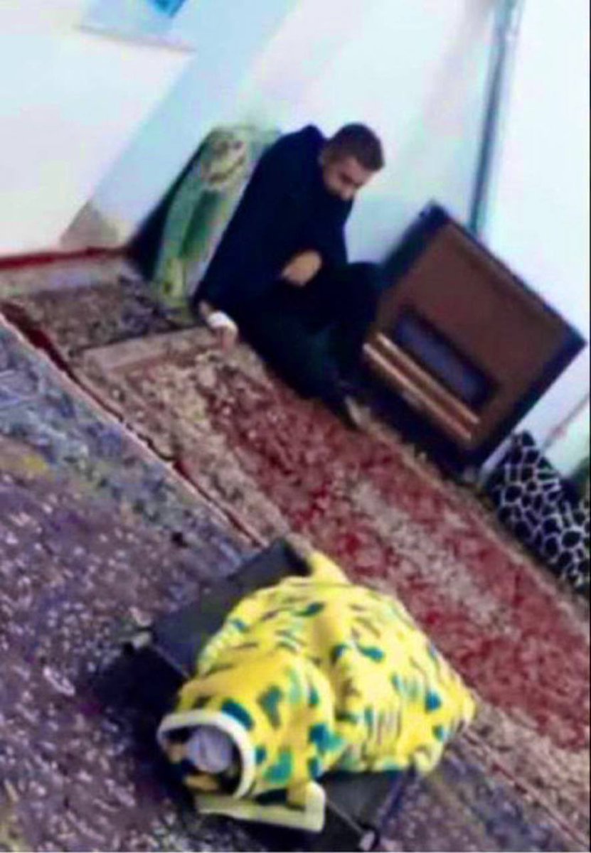 Mahsa20220919's tweet photo. AlinejadMasih: داستان محمد و دوستش #شهریار_محمدی در تاریخ ماندگار خواهد شد: محمد را کشتند و شهریار تا صبح در اتاق، کنار جسم بی‌جان رفیقش نشست تا ماموران جسد محمد را شبانه دفن نکنند. شهریار، صبح روز بعد، راهی خیابان شد و همان روز با گلوله ماموران امنیتی ک… https://t.co/fJk0G51NH3