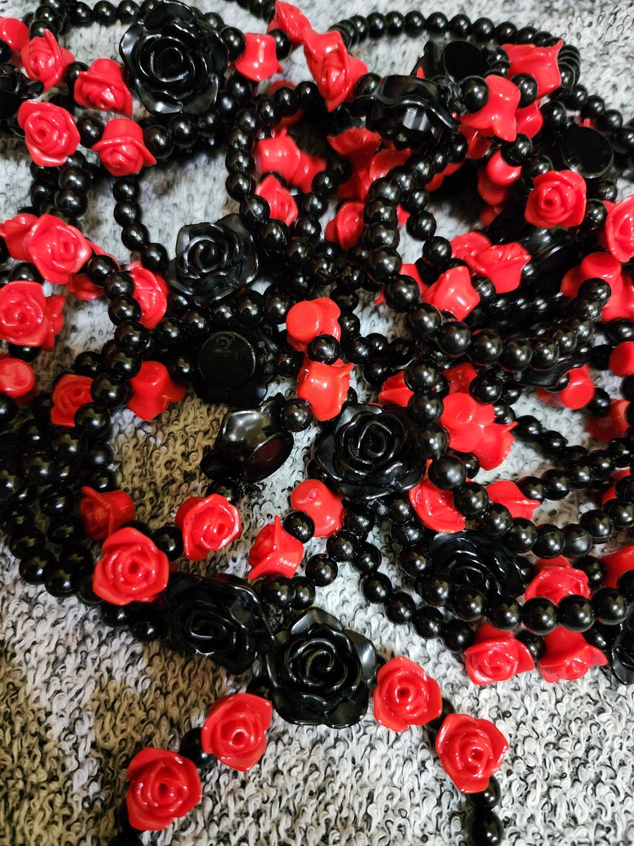 budenggs's tweet photo. Woke up earlier today, then decided to make freebies on D-Day bilang 1st con ko with @TheRose_0803. Sana magustuhan niyo, Black Roses. 🌹See you, on Jan. 14. 🖤

#healtogetherinmanila #TheRose https://t.co/aK1MH6Bb3I