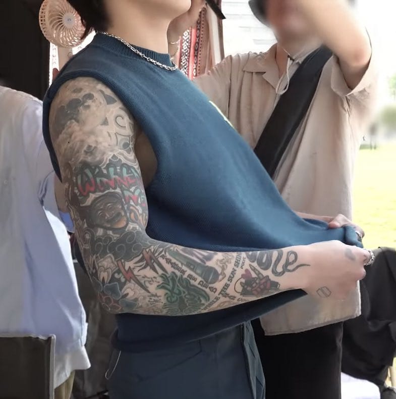 JeonJungkookuy2's tweet image. No sé en qué momento pasamos de ver los tatuajes de Jungkook de 144P pixelado , a Full HD 4K ,EN QUE MOMENTO??? 

I vote for #YetToCome by @BTS_twt for #BopOfTheYear