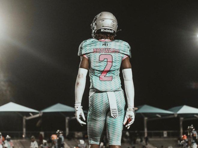 Miami RB signee Chris Johnson Jr. Was impressive in the Dade vs Broward Game on Friday, showing the versatility he is bringing to the 2023 class

Plus performance breakdowns on other South Florida stars

miami.rivals.com/news/rb-signee…

<a href="/canes_county/">CanesCounty.com</a> | <a href="/Rivals/">Rivals</a>