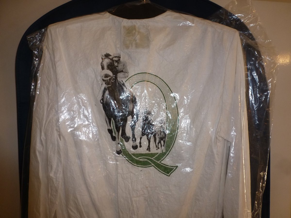 TheQueenArchive's tweet photo. On this day Queen were top of the charts with the release of their new album "A Day At The Races" named after another Marx Brothers movie.
Photos shows award to Freddie Mercury  French promotional mirror and a promotional tour jacket.
@OIQFC @FanklubQueen @QFCG @FCQC #datr https://t.co/S4EK4Yi4mm