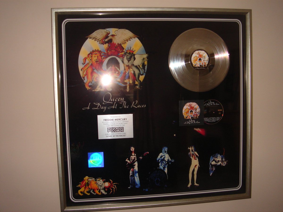 TheQueenArchive's tweet photo. On this day Queen were top of the charts with the release of their new album "A Day At The Races" named after another Marx Brothers movie.
Photos shows award to Freddie Mercury  French promotional mirror and a promotional tour jacket.
@OIQFC @FanklubQueen @QFCG @FCQC #datr https://t.co/S4EK4Yi4mm