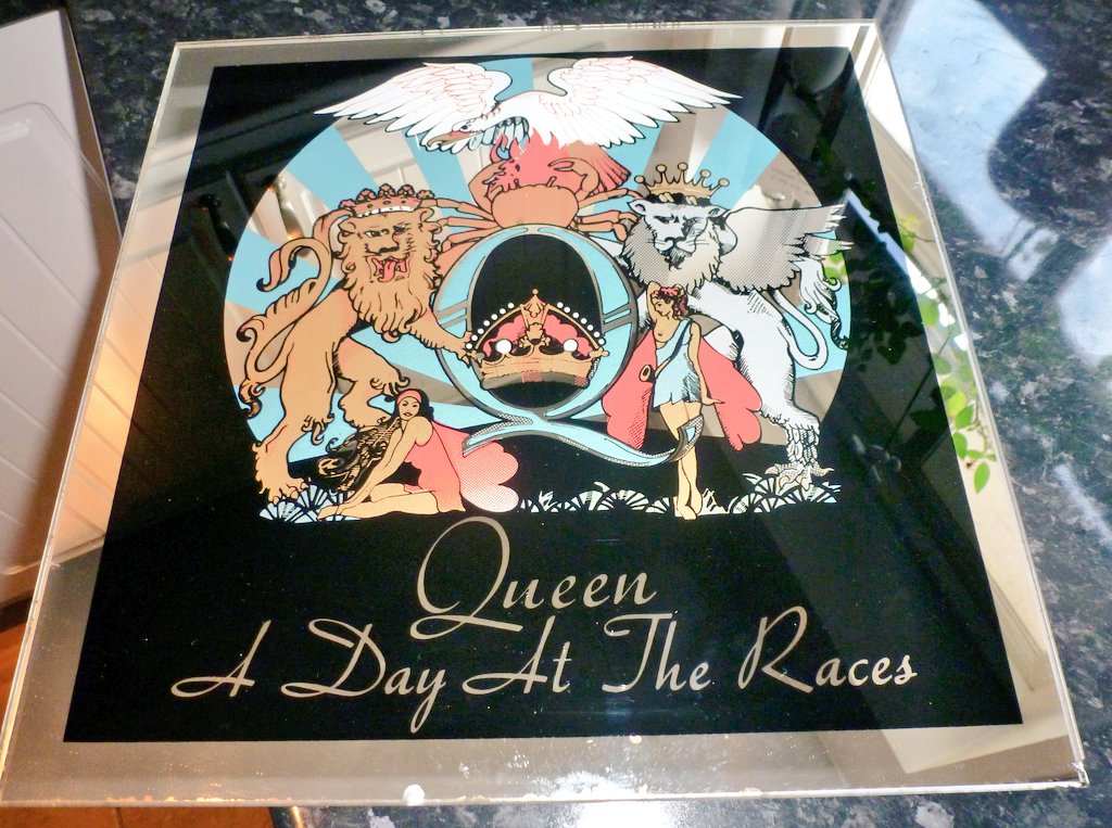 TheQueenArchive's tweet photo. On this day Queen were top of the charts with the release of their new album "A Day At The Races" named after another Marx Brothers movie.
Photos shows award to Freddie Mercury  French promotional mirror and a promotional tour jacket.
@OIQFC @FanklubQueen @QFCG @FCQC #datr https://t.co/S4EK4Yi4mm