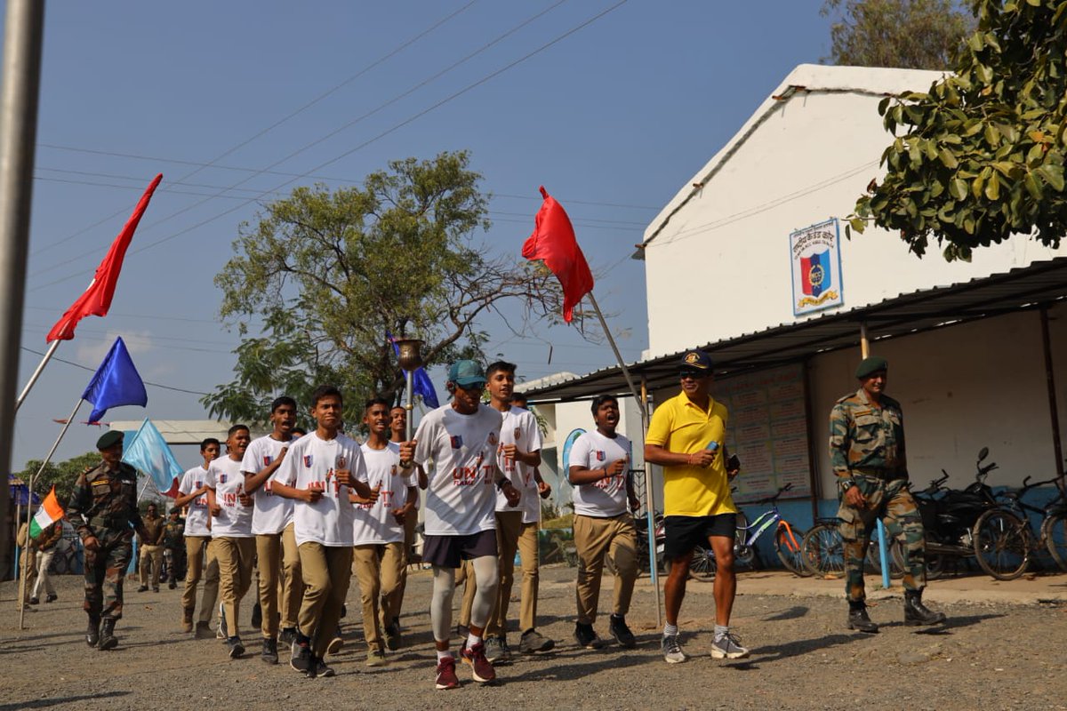 NBhopalgroup's tweet photo. #unityflame being recd and flagged by OC,13 MP Bn Hoshangabad from 24 MP Bn Chhindwara at Govt HSS Multai,followed by Wreath Laying at statue of late Sep Manoj Kumar, CRPF, ex-student of the school.
#ekbharatshreshthabharat
@NccDteMPCG @HQ_DG_NCC
@highereduminmp @OfficeofSSC https://t.co/Qw9Kfo9cET
