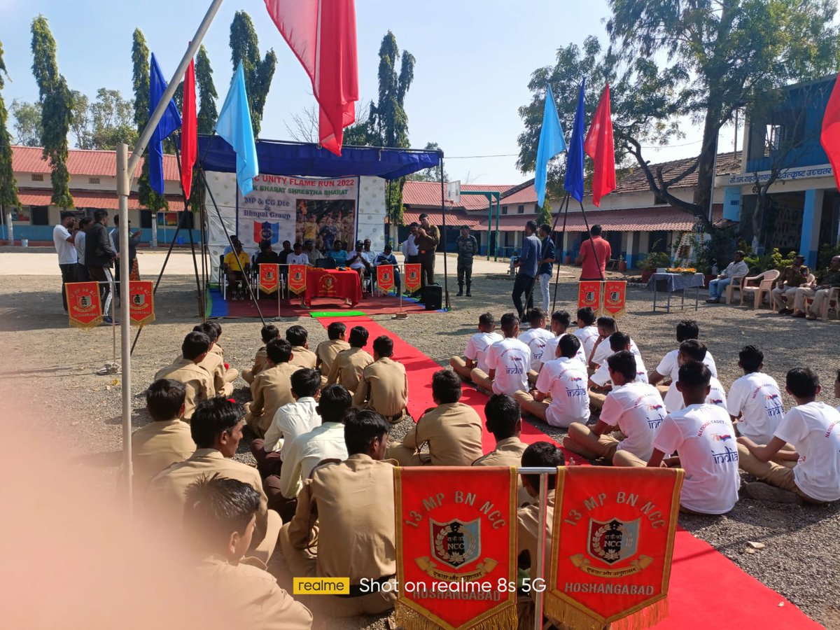 NBhopalgroup's tweet photo. #unityflame being recd and flagged by OC,13 MP Bn Hoshangabad from 24 MP Bn Chhindwara at Govt HSS Multai,followed by Wreath Laying at statue of late Sep Manoj Kumar, CRPF, ex-student of the school.
#ekbharatshreshthabharat
@NccDteMPCG @HQ_DG_NCC
@highereduminmp @OfficeofSSC https://t.co/Qw9Kfo9cET